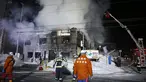 Petugas pemadam kebakaran berupaya memadamkan api yang melahap sebuah panti jompo di Sapporo, utara Jepang, Kamis (1/2). Sebanyak 11 orang tewas dan lima lainnya menderita luka dalam insiden kebaran tersebut. (Yuya Shino/Kyodo News via AP)