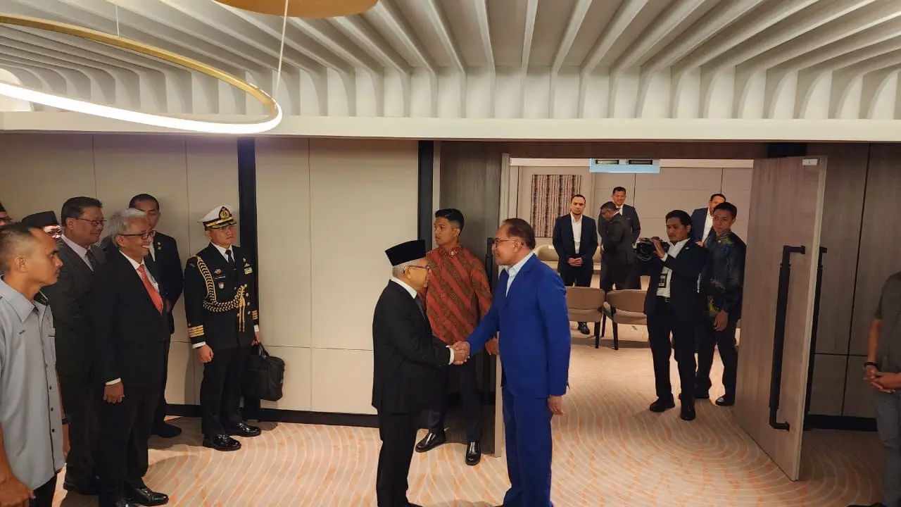 Wakil Presiden Ma'ruf Amin melakukan pertemuan dengan Perdana Menteri Malaysia, Anwar Ibrahim di Kuching, Malaysia, Selasa (28/11/2023). (Liputan6.com/Delvira Hutabarat)