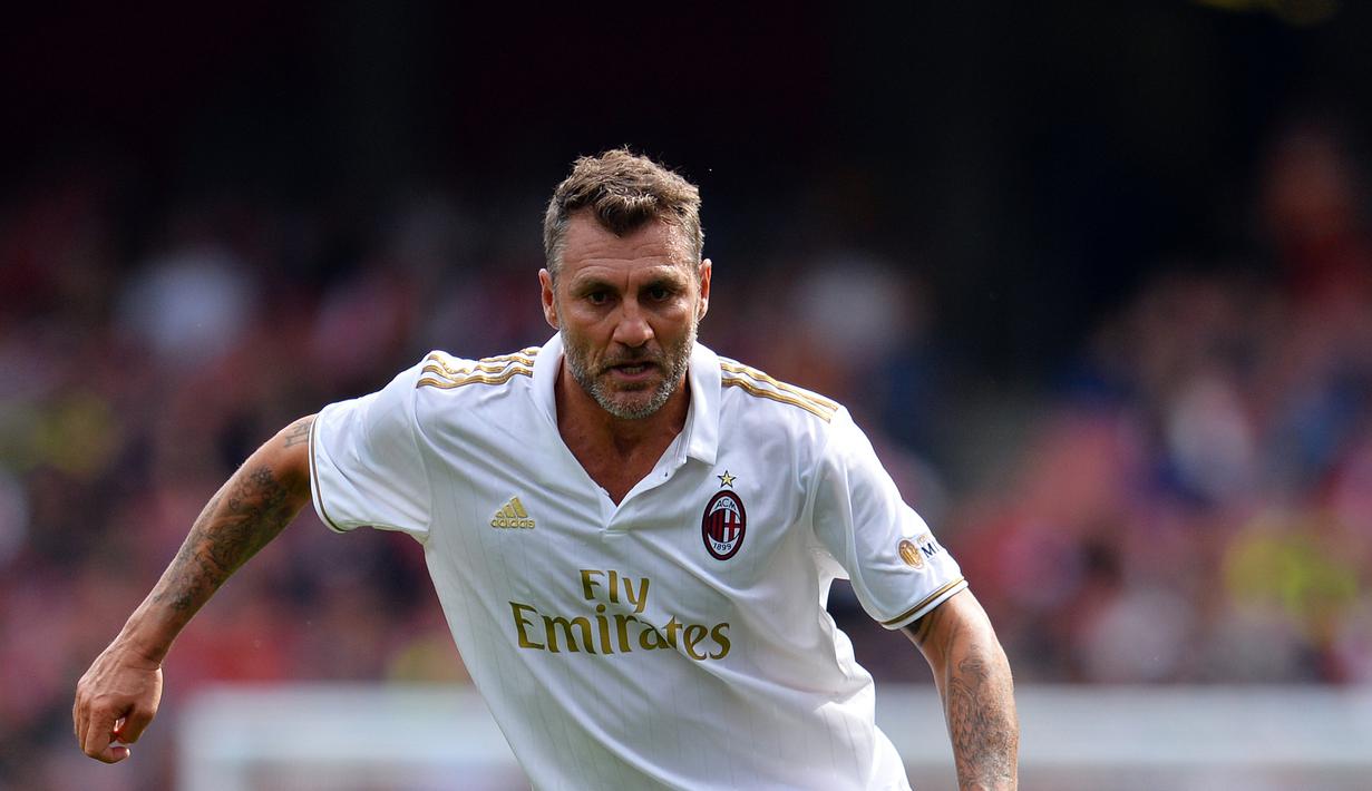 4. Christian Vieri - Vieri dikenal sebagai pesepak bola handal yang sudah membela banyak klub. Saat gantung sepatu ia tidak menyukai sepak bola dan lebih mencintai olahraga kriket sejak masih kecil. (AFP/Glyn Kirk)