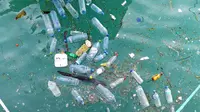 Ilustrasi sampah botol plastik di laut. (Shutterstock/Mr.anaked)