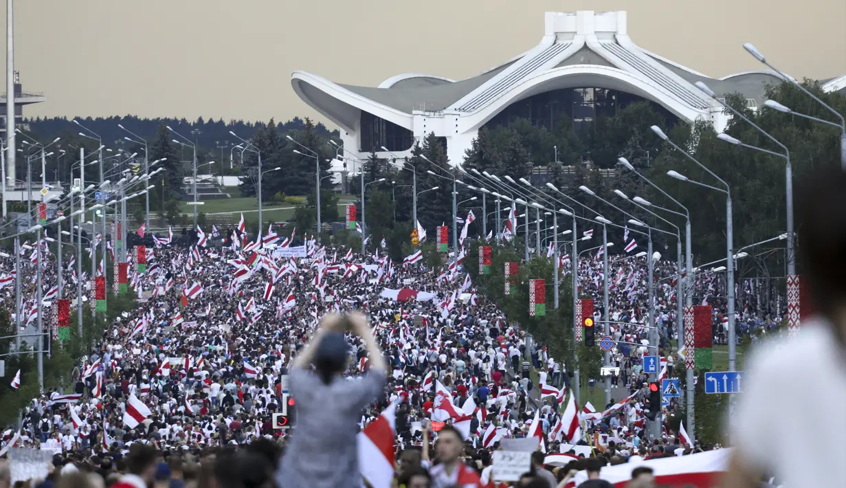 Pendukung oposisi Belarusia berunjuk rasa di Minsk, Belarusia, Minggu (30/8/2020). Puluhan ribu demonstran berkumpul untuk menuntut agar Presiden Belarusia Alexander Lukashenko mengundurkan diri. (AP Photo)