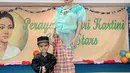 Sama seperti sang ibunda, Razeen juga terlihat tampan dengan baju khas Sulawesi Selatan. Ia pun tampil penuh percaya diri di atas panggung. Anak ketiga Nourah dan Teuku Rafly itu tak berhenti tersenyum di sepanjang acara. (Liputan6.com/IG/@nourahsheivirah)