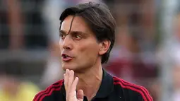 Pelatih AC Milan, Vincenzo Montella, memberikan instruksi saat melawan FC Lugano pada laga pramusim di Stadion Cornaredo, Lugano, Selasa (11/7/2017). AC Milan menang 4-0 atas FC Lugano. (EPA/Matteo Bazzi)