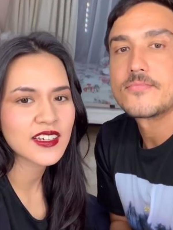 Aksi kocak Hamish Daud diminta Raisa mendandaninya.  (Sumber: Instagram/@raisa6690)