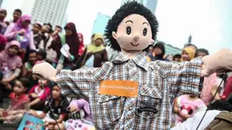 Salah satu boneka dongeng milik Gerakan Para Pendongeng untuk Kemanusiaan (GePPuK) saat kampanye di Bundaran HI, Jakarta, Minggu (5/6). Kampanye ini agar anak bisa menghindari kemungkinan kejahatan seksual terhadap diri mereka (Liputan6.com/Faizal Fanani)