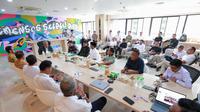 Wakil Menteri Sosial Agus Jabo Priyono saat menerima audiensi sejumlah kepala daerah di Kantor Kemensos, Jakarta, Senin (13/10/2025). Pertemuan membahas percepatan pendirian Sekolah Rakyat sebagai program unggulan pengentasan kemiskinan berbasis pendidikan.( Foto: Biro Humas Kemensos/Aditya Sulaksono)