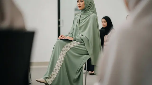 Model Gamis Batik Kombinasi Polos untuk Ibu-Ibu Pengajian Ramadan 2026