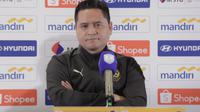 Pelatih Timnas Malaysia U-23, Mohd Nafuzi Bin Muhammad Zain, dalam sesi konferensi pers menjelang Piala AFF U-23 2025 di Stadion Utama Gelora Bung Karno, Senin (14/7/2025). (Bola.com/Abdul Azis)