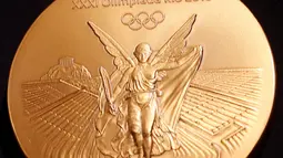 Medali emas Olimpiade 2016 saat diluncurkan di Rio de Janeiro, Brasil (14/6). Menurut penyelenggara, medali tersebut didesain berdasarkan kekuatan alam dan mewakili kekuatan pahlawan Olimpiade. (REUTERS/ Sergio Moraes)