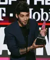 Dalam ajang penghargaan iHeart Radio Awards, ada satu kejadian yang terbilang membingungkan. Zayn Malik menang dalam kategori best Music Video dan memberikan ucapa terima kasihnya. (AFP/Bintang.com)