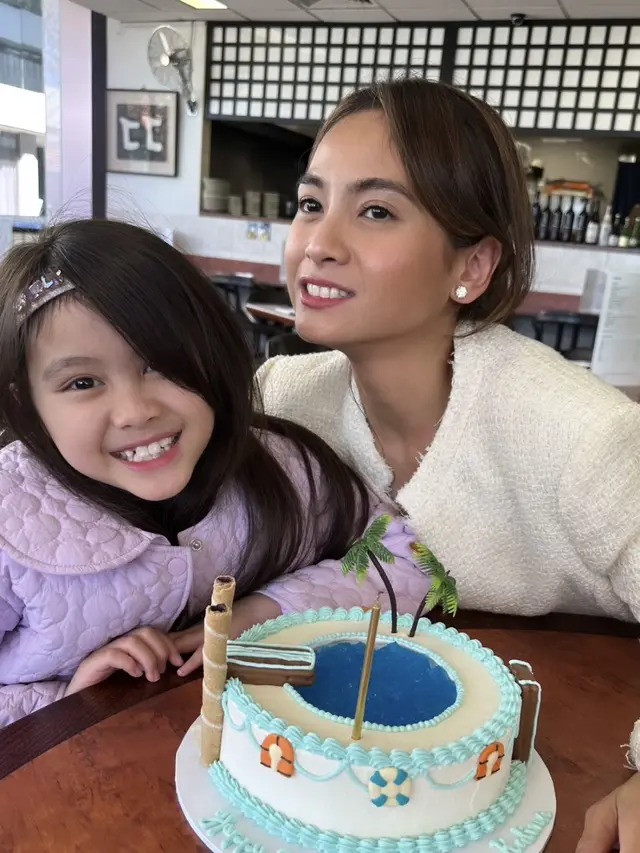 Acha saat ulang tahun putrinya ke-8  bersama manta suaminya. [@septriasaacha]