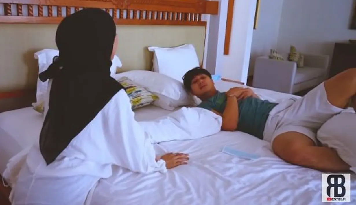Liburan menjadi saat bagi Rizky Billar yang selama ini sibuk dengan jadwalnya untuk beristirahat. Dan Lesti kemudian membangunkan kekasihnya itu, tampak begitu mesra. (Youtube/Rizky Billar)