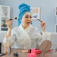 Baru beberapa jam beraktivitas, foundation mulai bergeser, wajah terlihat mengilap, dan eye makeup tak lagi rapi. Kondisi ini tentu membuat banyak perempuan merasa kurang percaya diri, terutama saat harus tampil profesional atau menghadiri acara penting. (foto/dok: freepik/stockking)
