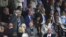 Mantan pelatih Manchester United, Sir Alex Ferguson (jas biru) bersiap menyaksikan pertandingan Manchester melawan Chelsea di Old Trafford (11/8/2019). MU menang telak 4-0 atas Chelsea. (AP Photo/Dave Thompson)