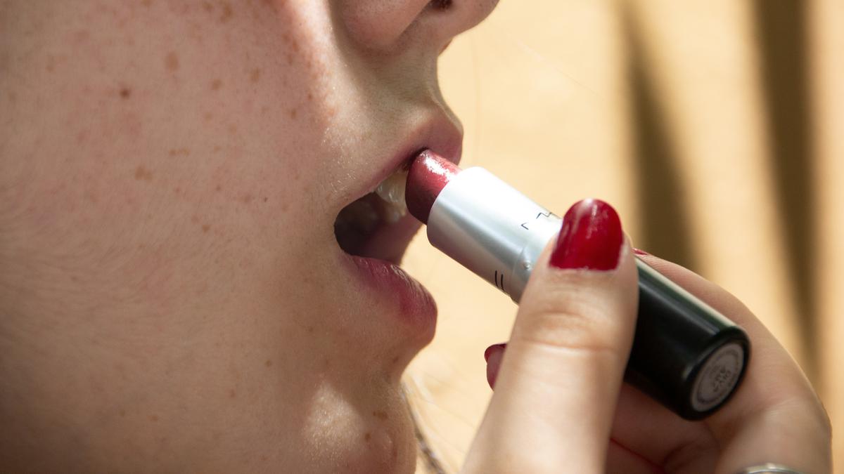 Tahukah Kamu? Ini Rahasia Pilihan Warna Lipstik Agar Awet Muda dan Tampil Segar!