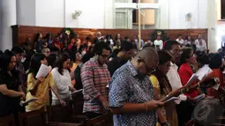 Jemaat Gereja Immanuel Jakarta terlihat khusyuk menjalani ibadah misa Natal tahun 2014, Rabu (24/12/2014). (Liputan6.com/Faizal Fanani)