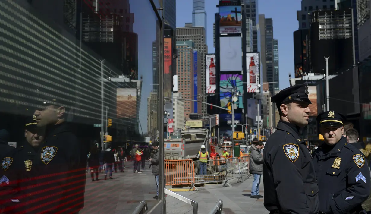 Aparat keamanan melakukan penjagaan di Times Square di Manhattan, New York, Selasa (22/3). Pasca serangan teror di Brussels, pihak keamanan AS meningkatkan pengamanan di bandara, stasiun kereta, dan tempat vital lainnya. (REUTERS/Stephanie Keith)