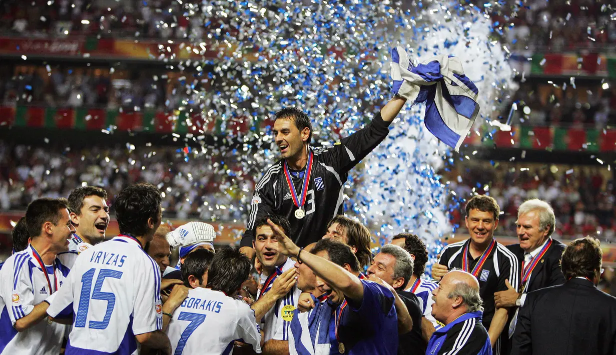 Yunani - Tak ada yang memprediksi Yunani akan menjadi Juara Euro 2004. Perjalanan terjalnya diawali dari keberhasilan mereka "mentas" dari grup neraka, kejutkan Prancis di perempat final, hadapi Ceko dalam semifinal, dan tumbangkan Skuat Ronaldo cs di babak final. (Foto: AFP/Soriano/Fife)