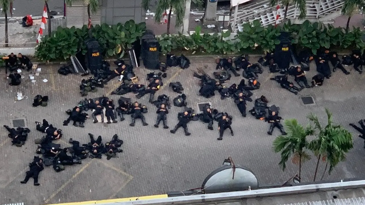 potret polisi kelelahan usai demo