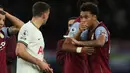 Gelandang Aston Villa, Boubacar Kamara (kanan) terlibat pertikaian dengan bek Tottenham Hotspur, Clement Lenglet setelah berakhirnya laga Liga Inggris 2022/2023 di Tottenham Hotspur Stadium, London (1/1/2023). Boubacar Kamara didatangkan Aston Villa secara gratis dari Olympique Marseille pada awal musim 2022/2023 dan masih terikat kontrak hingga 30 Juni 2027. Hingga kini ia telah tampil dalam 24 laga di Liga Inggris dengan torehan 1 assist. (AFP/Adrian Dennis)