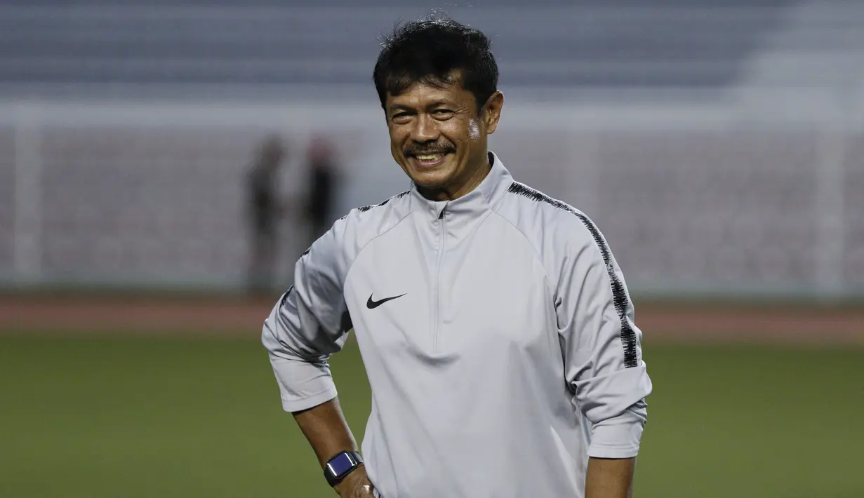 Pelatih Timnas Indonesia U-22, Indra Sjafri, tertawa saat memimpin latihan di Stadion Rizal Memorial, Manila, Jumat (22/11). Latihan ini persiapan jelang laga SEA Games 2019. (Bola.com/M Iqbal Ichsan)