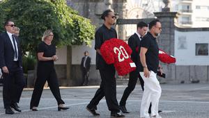 Bek Liverpool asal Belanda, Virgil van Dijk (tengah) dan bek Liverpool asal Skotlandia, Andy Robertson (kedua kanan) tiba di pemakaman penyerang Liverpool asal Portugal, Diogo Jota, dan saudara laki-lakinya, Andre Silva, di Gereja Induk Gondomar, pinggiran Porto, pada 5 Juli 2025. (FILIPE AMORIM/AFP)