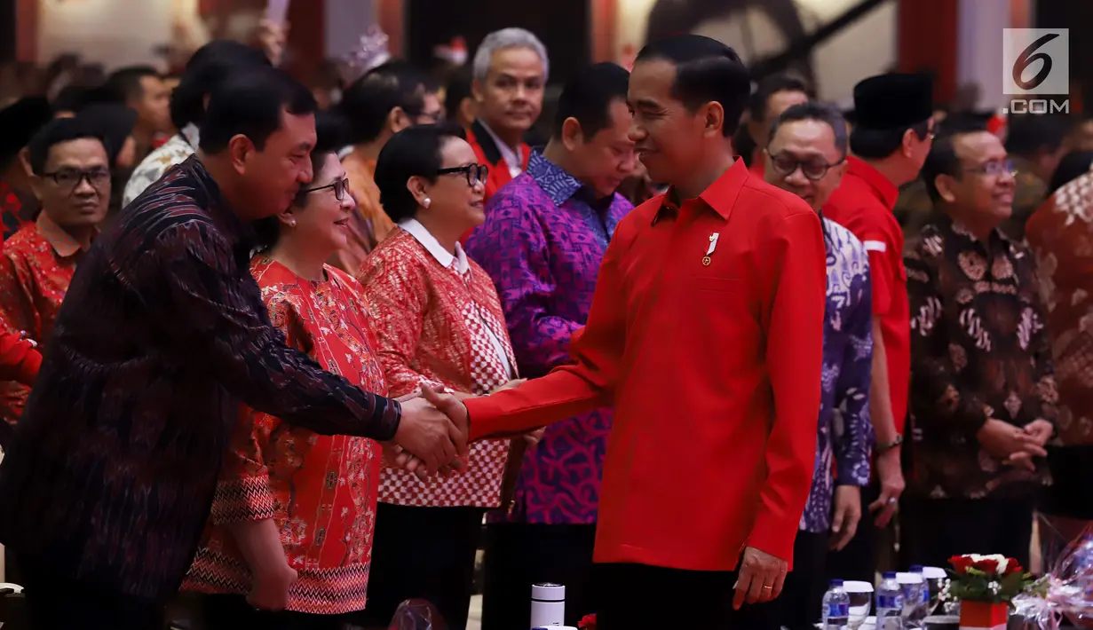 Presiden Joko Widodo atau Jokowi saat menghadiri HUT ke-46 PDIP di JIExpo Kemayoran, Jakarta, Kamis (10/1). Jokowi berpesan kepada para kader PDIP untuk bergotong royong memperkuat persatuan Indonesia. (Liputan6.com/JohanTallo)