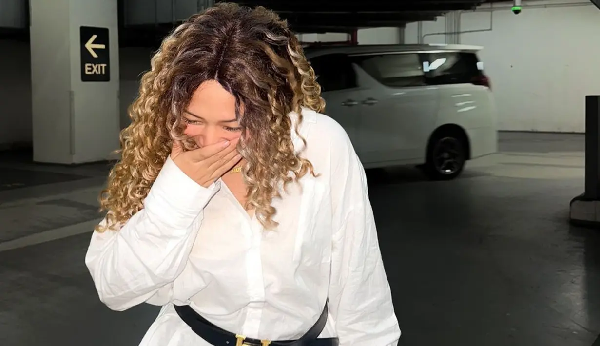 Gaya rambut keriting ini memberikan kesan bold dan fashionable, sangat cocok dengan kepribadian Amel yang ceria dan berani bereksperimen dengan berbagai gaya. Dalam unggahan media sosialnya, Amel terlihat percaya diri memamerkan rambut keritingnya. (Liputan6.com/IG/@amelcarla)