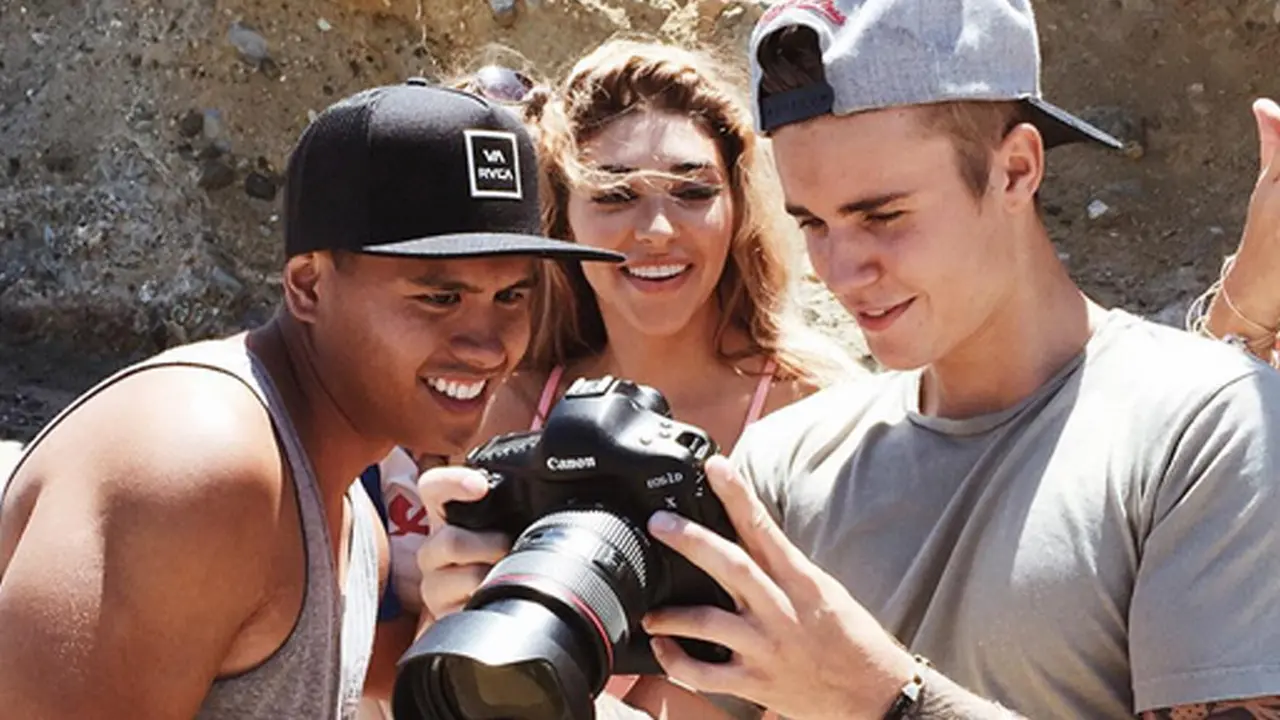 Justin Bieber Ketahuan Foto Bokong Model Ini di Pantai - ShowBiz