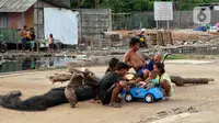 Warga melakukan aktivitas di daerah kumuh kawasan Jakarta, Kamis (13/1/2022). Pemerintah akan memperluas penanganan kemiskinan ekstrem menjadi 212 kabupaten/kota di 25 provinsi, di mana 147 kabupaten/kota di antaranya merupakan wilayah pesisir. (Liputan6.com/Angga Yuniar)