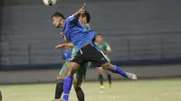 Striker Madiun FC, Suheri Daud berduel udara dengan salah satu pemain Persatu Tuban. Suheri mencetak dua gol yang membawa MPFC menang tipis 2-1 atas Persatu, Jumat (21/8/2015). (Bola.com/Robby Firly)