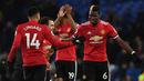 Gelandang Manchester United Jesse Lingard (kiri) melakukan selebrasi bersama rekan setimnya usai menang melawan Everton dalam pertandingan Liga Inggris di Goodison Park, Liverpool (1/1). (AFP Photo/Paul Ellis)