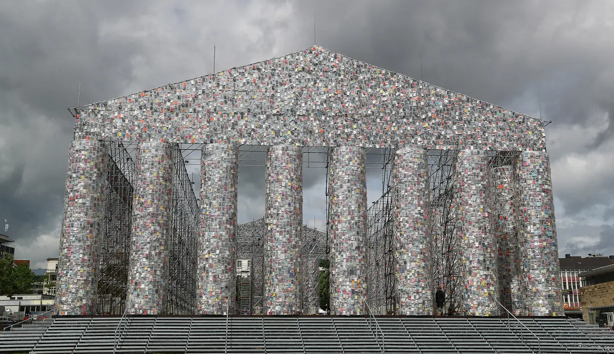 "Temple of books" atau Kuil Buku saat ditampilkan dalam proyek seni karya seniman Marta Minujin jelang pembukaan pameran seni terbesar Jerman "Documenta 14" di Kassel, Jerman (7/6). (Reuters/Kai Pfaffenbach)