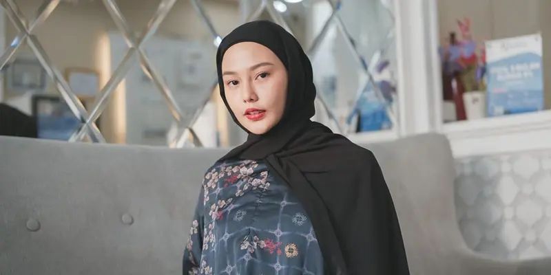Penampilan Dara Arafah Mengenakan Hijab Hitam, Semakin Memesona