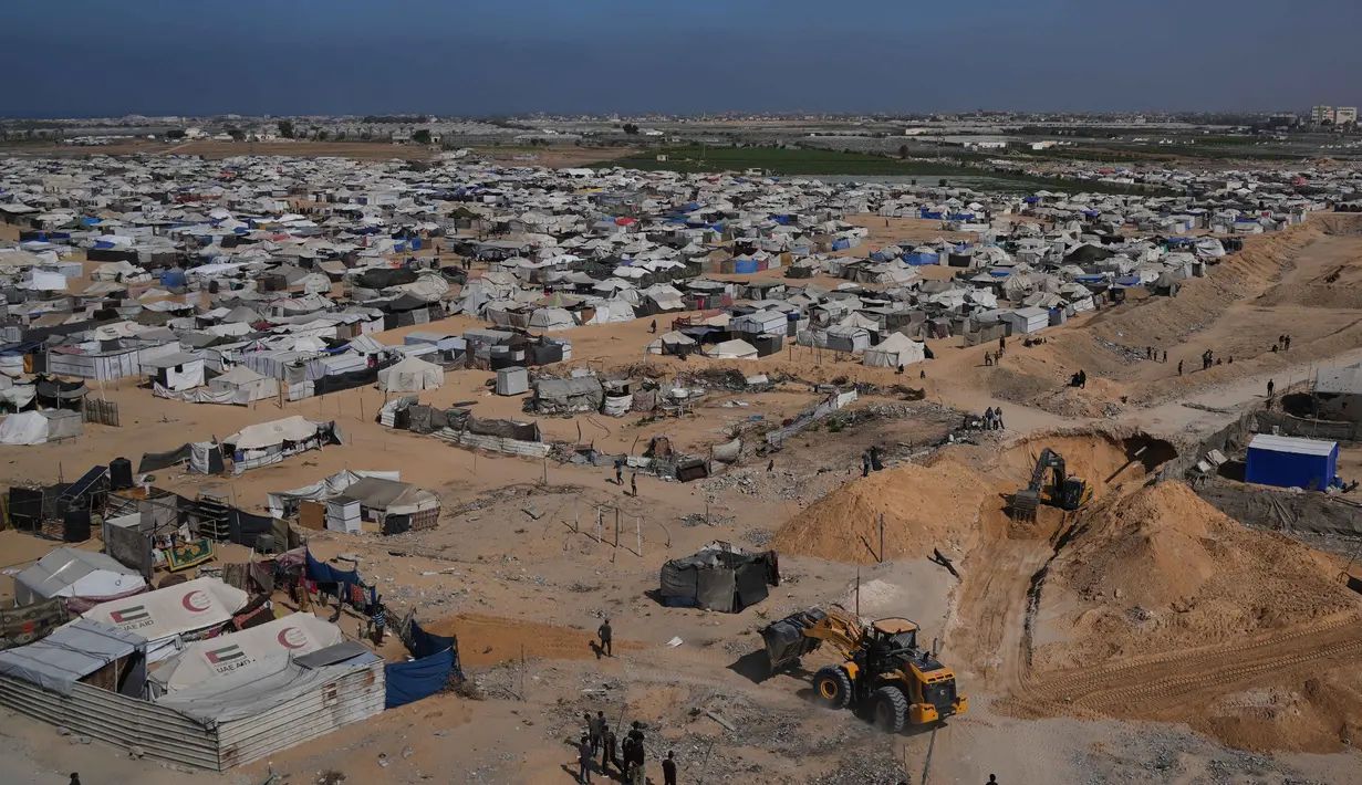 Aktivitas pekerja Mesir yang menggunakan alat berat untuk mencari jenazah para sandera di Kota Hamad, Khan Younis, di Jalur Gaza selatan, Selasa 28 Oktober 2025. Menggunakan alat berat, pekerja Mesir terus melanjutkan upaya pencarian jenazah para sandera di wilayah Gaza. (AP Photo/Abdel Kareem Hana)
