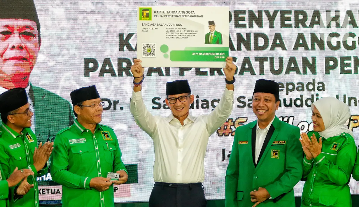 Sandiaga juga diberi kartu tanda keanggotaan (KTA) partai berlambang Ka'bah itu. (Liputan6.com/Angga Yuniar)