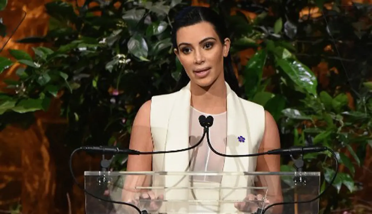 Kim Kardashian, istri dari Kanye West ini dikabarkan menyembunyikan kebahagiaannya. Mengenakan pakaian bergaya kasual, Kim disebut sedang mengandung anak ke-3 nya yang sudah lama menjadi perbincangan. (AFP/Bintang.com)