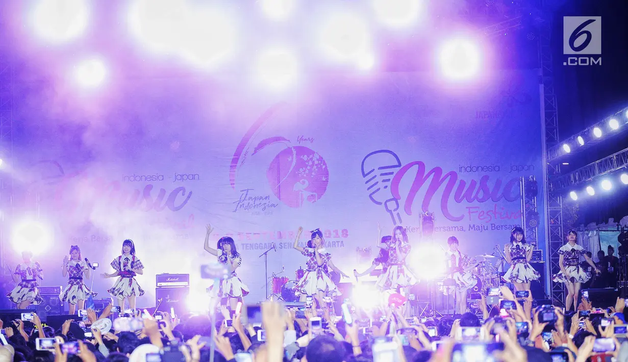 Vokal Grup asal Jepang AKB48 tampil pada acara Peringatan 60 Tahun Hubungan Diplomatik Indonesia-Jepang di kawasan Gelora Bung Karno, Jakarta, Sabtu (8/9). Dalam musik festival itu AKB48 menyanyikan sepuluh lagu. (Liputan6.com/Faizal Fanani)