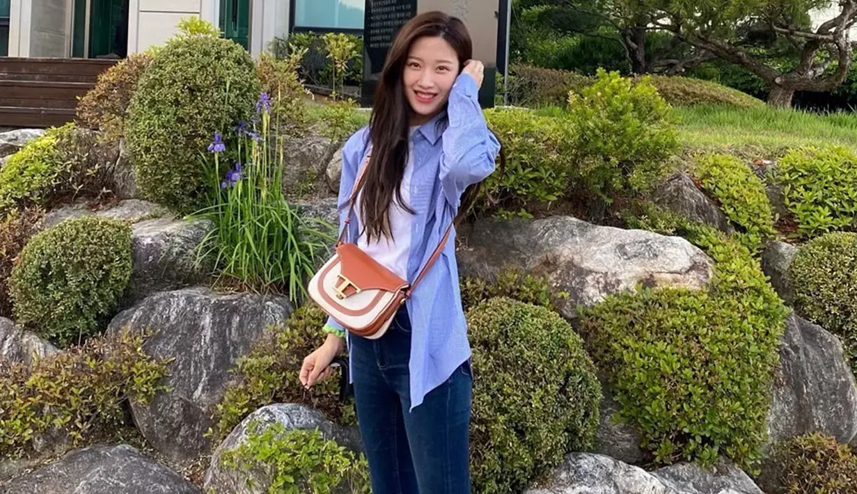 Moon Ga Young cukup aktif mengunggah berbagai kegiatannya di laman Instagram. Bahkan, pemain drama True Beauty ini kerap mengunggah gaya OOTD lho. (Liputan6.com/IG/@m_kayoung)