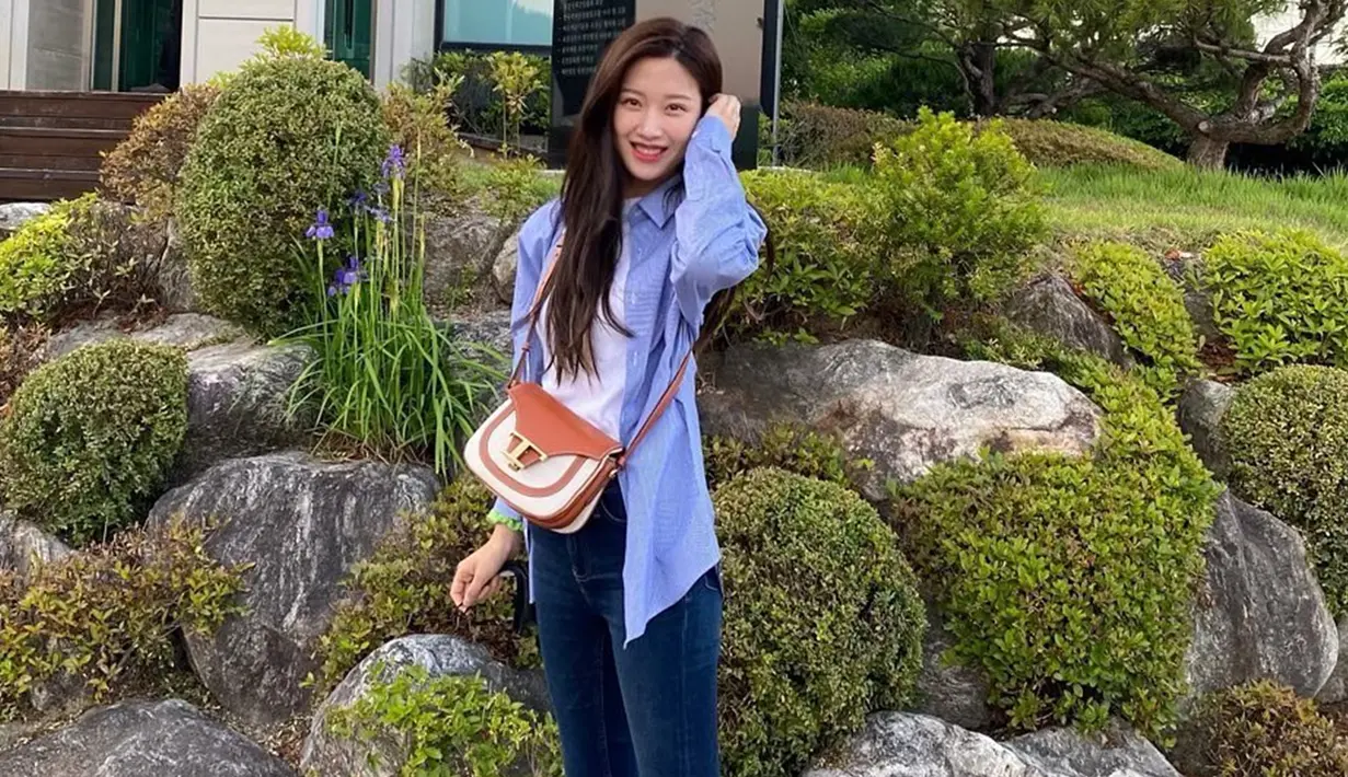 Moon Ga Young cukup aktif mengunggah berbagai kegiatannya di laman Instagram. Bahkan, pemain drama True Beauty ini kerap mengunggah gaya OOTD lho. (Liputan6.com/IG/@m_kayoung)
