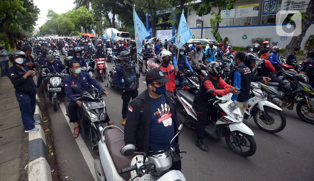 Buruh melakukan aksi unjuk rasa di kawasan Patung Kuda, Jakarta, Rabu (10/11/2021). Buruh menuntut pemerintah untuk mencabut UU Cipta Kerja dan meminta Presiden Joko Widodo atau Jokowi untuk mundur. (merdeka.com/Imam Buhori)