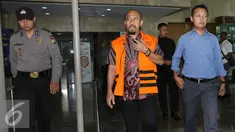 Anggota Komisi V DPR yang juga mantan Wakil Ketua DPP PAN Andi Taufan Tiro (ATT) usai diperiksa di Gedung KPK, Jakarta, Kamis (6/10). (Liputan6.com/Helmi Afandi)