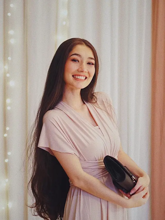 FOTO: Gaya Santai Devina Aureel Youtuber Asal Jawa Timur, Simpel dan Modis
