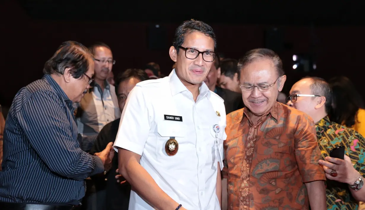 "Filmnya bagus. Selamat. Seperti biasa Reza Rahadian selalu entertainner. Buat timnya terima kasih. Ini adalah bentuk kepedulian kami untuk mendukung ekonomi kreatif film Indonesia. Terutama kebudayaan Betawi,” kata Sandiaga Uno.(Adrian Putra/Bintang.com)