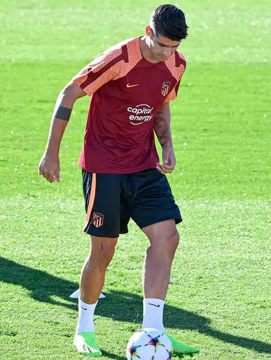 Pemain Atletico Madrid Alvaro Morata mengikuti sesi latihan di Madrid, Spanyol, Selasa (6/9/2022). Atletico Madrid akan menghadapi FC Porto pada pertandingan sepak bola leg pertama grup B Liga Champions UEFA. (PIERRE-PHILIPPE MARCOU/AFP)