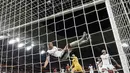 Pemain Tottenham Hotspur, Micky van de Ven menyapu bola untuk melakukan penyelamatan di depan gawang timnya dalam laga final Liga Europa 2024/2025 melawan Manchester United di Stadion San Mames, Bilbao, Spanyol, Kamis (22/05/2025) dini hari WIB. (AFP/Josep Lago)