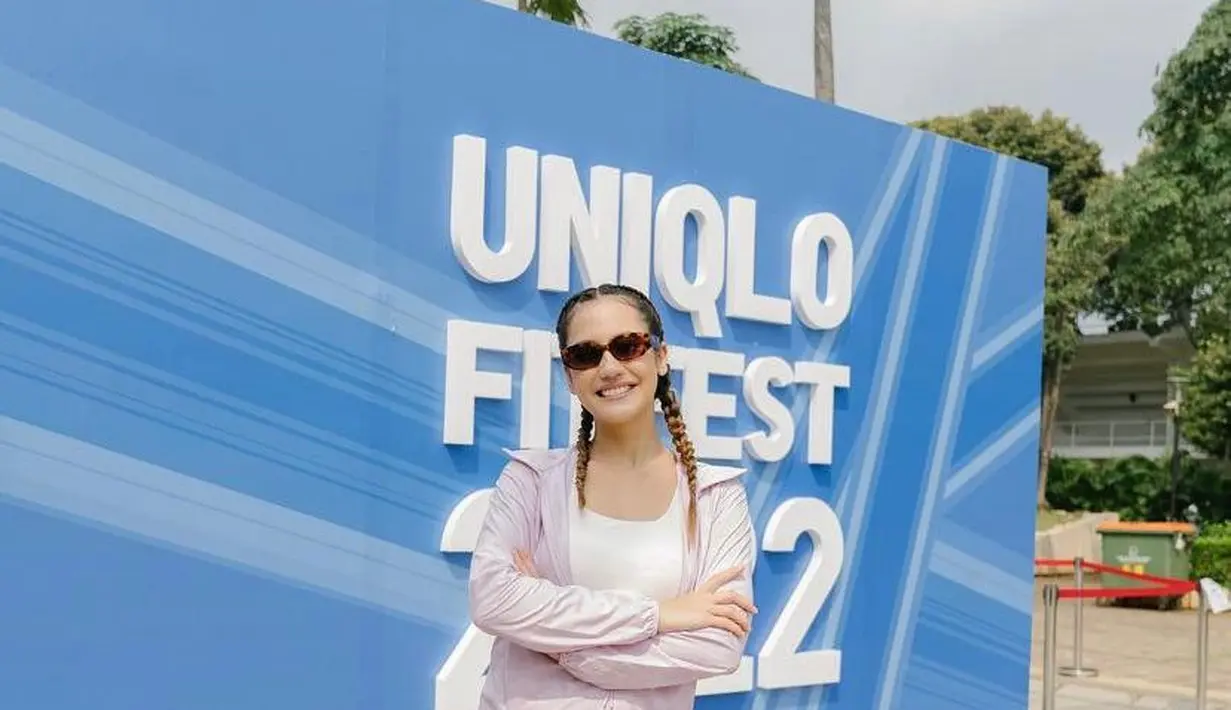 Mencoba olahraga Pound dalam event Uniqlo, Pevita terlihat stylish mengenakan jaket zipper soft pink yang dipadu inner putih dan celana leggings warna dusty pink. @pevpearce.
