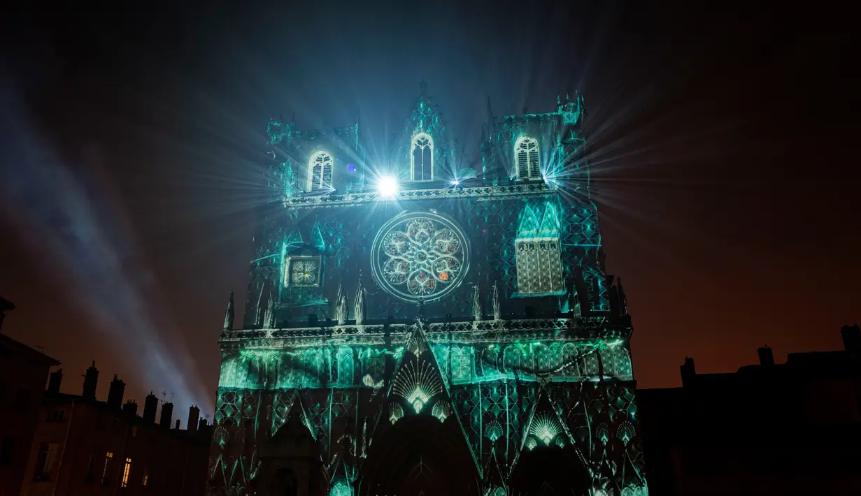 Pemandangan Katedral Saint-Jean-Baptiste yang diterangi cahaya lampu selama Festival of Lights (Fete des Lumieres) di kota Lyon, Prancis, Kamis (5/12/2019). Festival Cahaya ini merupakan salah satu kegiatan yang paling terkenal di Lyon. (ROMAIN LAFABREGUE / AFP)