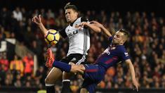Bek Valencia, Gabriel, berebut bola dengan bek Barcelona, Jordi Alba, pada laga La Liga Spanyol di Stadion Mestalla, Valencia, Minggu (26/11/2017). Kedua klub bermain imbang 1-1. (AFP/Jose Jordan)