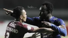 Striker PSM Makassar, Ferdinand Sinaga, berusaha menahan emosi gelandang Persib Bandung, Michael Essien pada laga lanjutan Liga 1 di Stadion GBLA, Bandung, Rabu, (5/7/2017). (Bola.com/M Iqbal Ichsan)